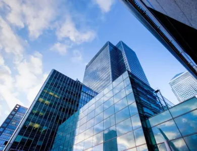 Est-ce que le décret tertiaire s’applique aux bâtiments en chantier ou en rénovation lourde pendant la période de référence ?