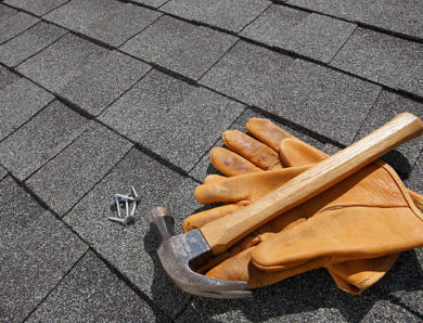 Comment un couvreur Guyane choisit-il les techniques de pose adaptées au climat tropical humide ?