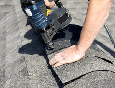 Comment un couvreur Guyane prépare-t-il une toiture avant la saison des fortes pluies ?