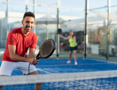 Quelles contraintes anticiper pour faire construire un terrain de padel près d’une zone naturelle protégée ?