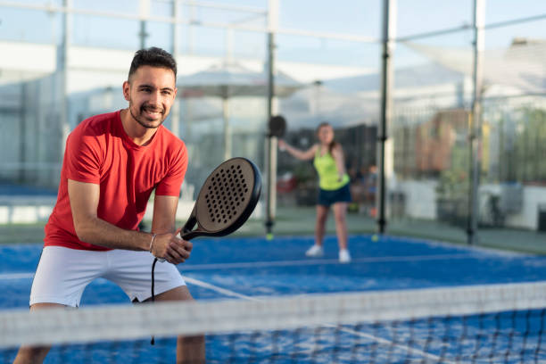 Quelles contraintes anticiper pour faire construire un terrain de padel près d’une zone naturelle protégée ?