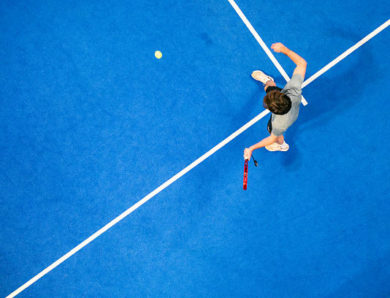 Quels aménagements prévoir pour une construction terrain de padel exposée à de fortes chaleurs ?