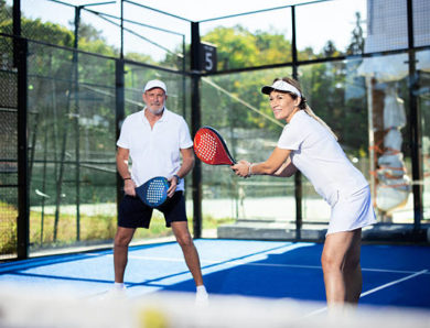 Un constructeur court de padel adapte-t-il ses méthodes aux zones exposées aux vents forts ?