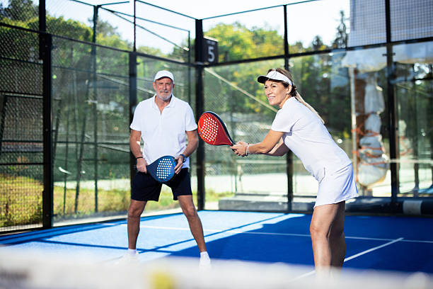 Un constructeur court de padel adapte-t-il ses méthodes aux zones exposées aux vents forts ?